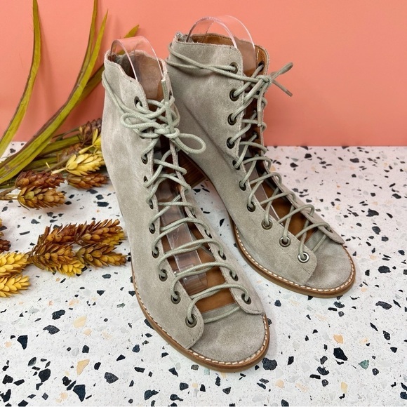Jeffrey Campbell x Anthropologie Cors Suede Taupe Lace Up Ankle Booties Sz 9.5 - Picture 2 of 12